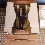 ESTE É O QUARTO PRATO NORMAN ROCKWELL DE COLECIONADOR DA COLEÇÃO E O VENTO LEVOU DE KNOWLES. FOI FEITO EM 1981 E É INTITULADO "RHETT".FEITO NOS EUA, EMPRESA DE FABRICAÇÃO KNOWLES COM A ASSISTÊNCIA DA METRO-GOLDWYN-MAYER.EDIÇÃO LIMITADA.ARTISTA RAYMOND KURSAR.ANO DE 1981.DIÂMETRO 21 CM. PRATO EM CAIXA COM CERTIFICADO, DE AUTENTICIDADE. E UM ÓTIMO COMPLEMENTO PARA QUALQUER COLEÇÃO. O PRATO FOI FABRICADO NOS ESTADOS UNIDOS NA DÉCADA DE 1981 E É CONSIDERADO UM ITEM VINTAGE. ALÉM DE SUA IMPORTÂNCIA CULTURAL COMO ITEM COLECIONÁVEL AMERICANO, ESTE PRATO TAMBÉM OSTENTA DIVERSAS CARACTERÍSTICAS, INCLUINDO O STATUS DE EDIÇÃO LIMITADA E A INCLUSÃO DA EMBALAGEM E DOCUMENTAÇÃO ORIGINAIS. É PERFEITO PARA QUALQUER OCASIÃO E UM ÓTIMO PRESENTE PARA QUALQUER COLECIONADOR OU ENTUSIASTA.O SUPORTE DO PRATO NÃO ESTÁ INCLUÍDO. (NO ESTADO) ATENÇÃO! FAZER A VISITAÇÃO ANTES DE ARREMATAR, NÃO SABEMOS SE FUNCIONA, LEILÃO NÃO TEM GARANTIA E NEM DEVOLUÇÃO, SUJEITO A POSSÍVEIS AVARIAS VISÍVEIS/OCULTAS E/OU AUSÊNCIA DE COMPONENTES.