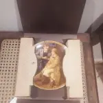 01 RARO PRATO DE NORMAN ROCKWELL "CONFIANDO NA TOCA" EM INGLÊS "CONFIDING IN THE DEN"  PEÇA DE COLECIONADOR  VINTAGE NORMAN ROCKWELL "CONFIANDO NA TOCA" COM DETALHES EM OURO 24K. PRATO NUMERADO DE PORCELANA FINA EDWIN M. KNOWLES. EDIÇÃO LIMITADA NUMERADA 15298B E DATA DA COMPRA EM 17/03/1984DE NORMAN ROCKWELL, DÉCIMA PRIMEIRA EDIÇÃO DA COLEÇÃO MULHERES REDESCOBERTAS DE ROCKWELL, FEITA EM UMA EDIÇÃO ESTRITAMENTE LIMITADA A CEM DIAS DE QUEIMA E CERTIFICADA COMO UM "VERDADEIRO CLÁSSICO ROCKWELL" PELA ROCKWELL SOCIETY OF AMERICA. COM CERTIFICADO DE AUTENTICIDADE  DOCUMENTOS E NOTRA DE COMPRA E  DATADA EM 17/03/1984 E CAIXA ORIGINAL. O PRATO MEDE 21,5 CM DE DIÂMETRO. ITEM COMPRADO EM GARAGENS DE ANTIGUIDADES NOS EUA. SUPORTE PARA PRATO NÃO INCLUÍDO NESTA VENDA. (NO ESTADO) ATENÇÃO! FAZER A VISITAÇÃO ANTES DE ARREMATAR, NÃO SABEMOS SE FUNCIONA, LEILÃO NÃO TEM GARANTIA E NEM DEVOLUÇÃO, SUJEITO A POSSÍVEIS AVARIAS VISÍVEIS/OCULTAS E/OU AUSÊNCIA DE COMPONENTES.