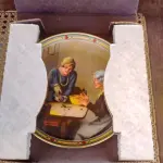 01 PRATO DE COLECIONADOR NORMAN ROCKWELL "A FAMILY'S FULL MEASURE" NUMERADO 1918 D TERCEIRA EDIÇÃO DA SÉRIE "O SONHO AMERICANO DE ROCKWELL" PINTADA A MÃO PELO PRÓPRIO ARTISTAS EDIÇÃO LIMITADA, FABRICADO NA CHINA FINE KNOWLES EM UMA EDIÇÃO LIMITADA A 150 DIAS DE QUEIMA, CARIMBO DE AUTENTICAÇÃO CERTIFICADO IMPRESSO DE AUTENTICAÇÃO. DIÂMETRO 21 CM. PRATO EM CAIXA COM CERTIFICADO, DE AUTENTICIDADE. E UM ÓTIMO COMPLEMENTO PARA QUALQUER COLEÇÃO. O PRATO FOI FABRICADO NOS ESTADOS UNIDOS NA DÉCADA DE 1985 E É CONSIDERADO UM ITEM VINTAGE. ALÉM DE SUA IMPORTÂNCIA CULTURAL COMO ITEM COLECIONÁVEL AMERICANO, ESTE PRATO TAMBÉM OSTENTA DIVERSAS CARACTERÍSTICAS, INCLUINDO O STATUS DE EDIÇÃO LIMITADA E A INCLUSÃO DA EMBALAGEM E DOCUMENTAÇÃO ORIGINAIS. É PERFEITO PARA QUALQUER OCASIÃO E UM ÓTIMO PRESENTE PARA QUALQUER COLECIONADOR OU ENTUSIASTA.O SUPORTE DO PRATO NÃO ESTÁ INCLUÍDO. (NO ESTADO) ATENÇÃO! FAZER A VISITAÇÃO ANTES DE ARREMATAR, NÃO SABEMOS SE FUNCIONA, LEILÃO NÃO TEM GARANTIA E NEM DEVOLUÇÃO, SUJEITO A POSSÍVEIS AVARIAS VISÍVEIS/OCULTAS E/OU AUSÊNCIA DE COMPONENTES.