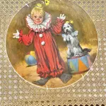 01 PRATO VINTAGE DE COLECIONADOR, POR: JOHN MCCLELLAND 1ª EDIÇÃO DA COLEÇÃO MCCLELLAND CHILDREN'S CIRCUS INTITULADO "TOMMY, O PALHAÇO", DA "COLEÇÃO DE CIRCO" RECO DA KNOWLES COLLECTOR PLATES, COM CERTIFICADO DE AUTENTICIDADE ASSINADO É UMA VERDADEIRA PEÇA AMERICANA. ESTILO ART DÉCO. FEITO DE CERÂMICA DE ALTA QUALIDADE COM 23 CM DE DIÂMETRO , É UMA PEÇA DE EDIÇÃO LIMITADA DO FINAL DO SÉCULO XX (1980-1989). ESTE PRATO É PERFEITO PARA COLECIONADORES DE ITENS COM TEMÁTICA CIRCENSE E PARA AQUELES QUE APRECIAM A ARTE DE PEÇAS VINTAGE. ITEM COMPRADO EM GARAGEM DE ANTIGUIDADES NOS EUA.SUPORTE PARA PRATO NÃO INCLUÍDO NESTA VENDA. (NO ESTADO) ATENÇÃO! FAZER A VISITAÇÃO ANTES DE ARREMATAR, NÃO SABEMOS SE FUNCIONA, LEILÃO NÃO TEM GARANTIA E NEM DEVOLUÇÃO, SUJEITO A POSSÍVEIS AVARIAS VISÍVEIS/OCULTAS E/OU AUSÊNCIA DE COMPONENTES.