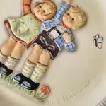 01 RARO PRATO ANUAL M.J. HUMMEL 1985 EM BAIXO-RELEVO - TERCEIRA / ÚLTIMA EDIÇÃO PRATO DE ANIVERSÁRIO "AUF WIEDERSEHEN" FABRICADO NA ALEMANHA OCIDENTAL EM 1980. COM 25 CM DE DIÂMETRO. ACOMPANHA A CAIXA ORIGINAL.SUPORTE PARA PRATO NÃO INCLUÍDO NESTA VENDA.VEJA NAS FOTOS PREÇOS DELE EM OUTROS PAISES PRATOS MUITOS RAROS VEJA NAS FOTOS PREÇOS DELE EM OUTROS PAISES PRATOS MUITOS RAROS. (NO ESTADO) ATENÇÃO! FAZER A VISITAÇÃO ANTES DE ARREMATAR, NÃO SABEMOS SE FUNCIONA, LEILÃO NÃO TEM GARANTIA E NEM DEVOLUÇÃO, SUJEITO A POSSÍVEIS AVARIAS VISÍVEIS/OCULTAS E/OU AUSÊNCIA DE COMPONENTES.