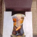 01 PRATO DE NORMAN ROCKWELL "LOVES REWARD"EM PORTUGUES "AMA A RECOMPENSA" EDWIN KNOWLES 1987 21,5 CM DE DIÂMETRO.POR NORMAN ROCKWELL. ESSA SERIE FOI DE OITO PRATOS DA SÉRIE "O SONHO AMERICANO DE ROCKWELL" O ARTISTA MAIS QUERIDO DA AMÉRICA APRESENTA UMA SÉRIE, "ROCKWELL'S AMERICAN DREAM". ESTA É A OITAVA EDIÇÃO DA SÉRIE, "LOVE'S REWARD". PRATO VEM COM CERTIFICADO DE AUTENTICIDADE E FOLHETO COM COMENTÁRIO CRÍTICO EXPLICANDO A ILUSTRAÇÃO DE DAVID E. WILLIAMS.ESTA É A PLACA NÚMERO 3272C DA EDIÇÃO LIMITADA. EDWIN M, PORCELANA FINA KNOWLES, BRADEX NÚMERO 84-R70-7.8.ESTA PLACA DE COLECIONADOR RECONFORTANTE VEM EM SUA CAIXA ORIGINAL COM CERTIFICADO E SELO ORIGINAL DE AUTENTICIDADE E DOCUMENTAÇÃO.ITEM COMPRADO EM GARAGENS DE ANTIGUIDADES NOS EUA. (NO ESTADO) ATENÇÃO! FAZER A VISITAÇÃO ANTES DE ARREMATAR, NÃO SABEMOS SE FUNCIONA, LEILÃO NÃO TEM GARANTIA E NEM DEVOLUÇÃO, SUJEITO A POSSÍVEIS AVARIAS VISÍVEIS/OCULTAS E/OU AUSÊNCIA DE COMPONENTES.
