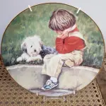 01 RARO PRATO "DAVID'S DILEMMA" "EM PORTUGUES O DILEMA DE DAVID".VINTAGE DE 1982, MOMENTOS ESPECIAIS DE LUCELLE RAAD,4ª EDIÇÃO DA SÉRIE "MOMENTOS ESPECIAIS" CONCEITOS MODERNOS DE 1984,LIMITADO A APENAS 12.500 CÓPIAS EM TODO O MUNDO Nº DO PRATO E 1834, ESTE PRATO DE COLECIONADOR DA MODERN CONCEPTS, LTD. É UMA BELA ADIÇÃO A QUALQUER COLEÇÃO. O PRATO APRESENTA UM DESIGN COLORIDO, FORMATO REDONDO E 21,5 CM DE DIÂMETRO. FOI FEITO EM PORCELANA NO FINAL DO SÉCULO XX, ESPECIFICAMENTE EM 1984. O PRATO FAZ PARTE DA SÉRIE SECRETS SPECIAL MOMENTS, CRIADA POR LUCELLE RAAD, E TEM COMO TEMA CRIANÇAS. É UM ITEM VINTAGE E FOI FABRICADO NOS ESTADOS UNIDOS. ESTE PRATO DECORATIVO DE COLECIONADOR É PERFEITO PARA TODAS AS OCASIÕES E SERIA UM ÓTIMO COMPLEMENTO PARA QUALQUER DECORAÇÃO. EM EXCELENTE ESTADO, POSSUI A CAIXA ORIGINAL CERTIFICADO DE AUTENTICIDADE E OS DOCUMENTOS. O SUPORTE DO PRATO NÃO ESTÁ INCLUÍDO. PEÇA COMPRADA EM GARAGEM DE ANTIGUIDADES NOS EUA. (NO ESTADO) ATENÇÃO! FAZER A VISITAÇÃO ANTES DE ARREMATAR, NÃO SABEMOS SE FUNCIONA, LEILÃO NÃO TEM GARANTIA E NEM DEVOLUÇÃO, SUJEITO A POSSÍVEIS AVARIAS VISÍVEIS/OCULTAS E/OU AUSÊNCIA DE COMPONENTES.