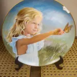 01 PRATO DE COLECIONADOR DA HAMILTON COLLECTION, INTITULADO "BUTTERFLY BEAUTY", UM VERÃO COUNTRY, COM CERTIFICADO DE AUTENTICIDADE É UMA BELA ADIÇÃO A QUALQUER COLEÇÃO. APRESENTA UM DESLUMBRANTE DESIGN DE BORBOLETA MULTICOLORIDA, PERFEITO PARA TODAS AS OCASIÕES E ADICIONANDO UM TOQUE DE EXCENTRICIDADE A QUALQUER AMBIENTE. FABRICADO NOS ESTADOS UNIDOS, COM 10 DIAS DE VENDAS LIMITADOS PRATO NUMERADO COM CERTIFICADO ESTA PEÇA VINTAGE FAZ PARTE DA LINHA COUNTRY SUMMER. COM 23,5 CM DE DIÂMETRO. OBS PEQUE COM PEQUENO BICADO COMO MOSTRA NAS FOTOS. ITEM COMPRADO EM GARAGENS DE ANTIGUIDADES NOS EUA. SUPORTE PARA PRATO NÃO INCLUÍDO NESTA VENDA. (NO ESTADO) ATENÇÃO! FAZER A VISITAÇÃO ANTES DE ARREMATAR, NÃO SABEMOS SE FUNCIONA, LEILÃO NÃO TEM GARANTIA E NEM DEVOLUÇÃO, SUJEITO A POSSÍVEIS AVARIAS VISÍVEIS/OCULTAS E/OU AUSÊNCIA DE COMPONENTES.