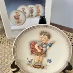 01 RARO PRATO DE PORCELANA LINDAMENTE TRABALHADO DA FAMOSA M.J. HUMMEL GOEBEL APRESENTA UM FORMATO REDONDO E DESIGN MULTICOLORIDO, PERFEITO PARA TODAS AS OCASIÕES E ESTILOS DE DECORAÇÃO. É UM ITEM DE COLECIONADOR DA SEGUNDA EDIÇÃO DO PRATO VALENTINE JOY, GRAVADO COM DETALHES INTRINCADOS E FABRICADO NA ALEMANHA NA DÉCADA DE 1980.PEÇA ÚNICA DA CULTURA ALEMÃ E VEM DA FRANQUIA GOEBEL, UMA MARCA RENOMADA NO SETOR DE COLECIONÁVEIS ​​DECORATIVOS. LANÇADA SOMENTE PARA MEMBROS DO CLUBE DE COLECIONADORES GOEBEL. ITEM COMPRADO EM GARAGENS DE ANTIGUIDADES NOS EUA.SUPORTE PARA PRATO NÃO INCLUÍDO NESTA VENDA. (NO ESTADO) ATENÇÃO! FAZER A VISITAÇÃO ANTES DE ARREMATAR, NÃO SABEMOS SE FUNCIONA, LEILÃO NÃO TEM GARANTIA E NEM DEVOLUÇÃO, SUJEITO A POSSÍVEIS AVARIAS VISÍVEIS/OCULTAS E/OU AUSÊNCIA DE COMPONENTES.