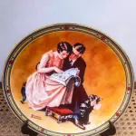 01 PRATO DE COLECIONADOR VINTAGE APRESENTA A ICÔNICA OBRA DE ARTE DE NORMAN ROCKWELL  DE UM CASAL QUE FOI PINTADO POR NORMAM EM 1925 REPRODUZIDA KNOWLES" EDIÇÃO LIMITADA  PELA  INTITULADA "COMPROMISSO DE UM CASAL". EM INGLÊS "A COUPLE'S COMMITMENT " O PRATO DE PORCELANA REDONDO COM 21,5 CM  DE DIÂMETRO E É DECORADO EM MULTICOLORIDO. É UMA ADIÇÃO PERFEITA A QUALQUER COLEÇÃO DE ITENS DECORATIVOS E CULTURAIS AMERICANOS. FABRICADA NOS ESTADOS UNIDOS NOS ANOS 80.ITEM COMPRADO EM GARAGENS DE ANTIGUIDADES NOS EUA. SUPORTE PARA PRATO NÃO INCLUÍDO NESTA VENDA. (NO ESTADO) ATENÇÃO! FAZER A VISITAÇÃO ANTES DE ARREMATAR, NÃO SABEMOS SE FUNCIONA, LEILÃO NÃO TEM GARANTIA E NEM DEVOLUÇÃO, SUJEITO A POSSÍVEIS AVARIAS VISÍVEIS/OCULTAS E/OU AUSÊNCIA DE COMPONENTES.