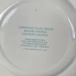 01 LINDO PRATO DE NATAL DA SÉRIE AVON CHRISTMAS PLATE  PRATO DE COLECIONADOR FEITO NA INGLATERRA POR ENOCH WEDGWOOD CHRISTMAS SERIES 2ª EDIÇÃO  SÉRIE COUNTRY CHURCH 2ª EDIÇÃO 1974 VINTAGE. (TUNSTALL) EM 1980.COM 21,5 CM DE DIÂMETRO COM DOIS ANÉIS DE OURO 22K . ITEM COMPRADO EM GARAGENS DE ANTIGUIDADES NOS EUA." ITEM COMPRADO EM GARAGENS DE ANTIGUIDADES NOS EUA.SUPORTE PARA PRATO NÃO INCLUÍDO NESTA VENDA. (NO ESTADO) ATENÇÃO! FAZER A VISITAÇÃO ANTES DE ARREMATAR, NÃO SABEMOS SE FUNCIONA, LEILÃO NÃO TEM GARANTIA E NEM DEVOLUÇÃO, SUJEITO A POSSÍVEIS AVARIAS VISÍVEIS/OCULTAS E/OU AUSÊNCIA DE COMPONENTES.