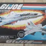 01 GI JOE ( COMANDOS EM AÇAO) SKYSTRIKER SET NOVO NA CAIXA. (NO ESTADO) ATENÇÃO! FAZER A VISITAÇÃO ANTES DE ARREMATAR, NÃO SABEMOS SE FUNCIONA, LEILÃO NÃO TEM GARANTIA E NEM DEVOLUÇÃO, SUJEITO A POSSÍVEIS AVARIAS VISÍVEIS/OCULTAS E/OU AUSÊNCIA DE COMPONENTES.