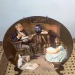 01 PRATO VINTAGE NORMAN ROCKWELL DE 1984. INTITULA-SE "THE STORYTELLER" (O CONTADOR DE HISTÓRIAS). É FEITO EM PORCELANA FINA KNOWLES. É O OITAVO DA COLEÇÃO ROCKWELL HERITAGE. FABRICADO EM EDIÇÃO LIMITADA, PERMANENTEMENTE FECHADO EM 1984 PELA KNOWLES E CERTIFICADO COMO UM "VERDADEIRO CLÁSSICO ROCKWELL" PELA ROCKWELL SOCIETY OF AMERICA. É MARCADO COM O NÚMERO BRADEX 84-R70-3.8. É MARCADO COM O NÚMERO DE PLACA X12530. COM CERTIFICADO DE AUTENTICIDADE E OS FOLHETOS ORIGINAL DA ÉPOCA E NOTA DE COMPRA DATA EM 04/09/1984 SUPORTE DO PRATO NÃO ESTÁ INCLUÍDO. ITEM COMPRADO EM GARAGENS DE ANTIGUIDADES NOS EUA. (NO ESTADO) ATENÇÃO! FAZER A VISITAÇÃO ANTES DE ARREMATAR, NÃO SABEMOS SE FUNCIONA, LEILÃO NÃO TEM GARANTIA E NEM DEVOLUÇÃO, SUJEITO A POSSÍVEIS AVARIAS VISÍVEIS/OCULTAS E/OU AUSÊNCIA DE COMPONENTES.