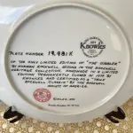 01 RARO PRATO EDIÇÃO LIMITADA AUTÊNTICA DE "THE COBBLER" DE NORMAN ROCKWELL, COM CERTIFICADO DE AUTENTICIDADE  PRATO COLECIONÁVEL COM 21 CM DE DIÂMETRO . SEGUNDO NA COLEÇÃO DE HERANÇA ROCKWELL. FEITO À MÃO EM UMA EDIÇÃO LIMITADA, FOI FECHADO PERMANENTEMENTE EM 1978 POR KNOWLES E CERTIFICADO COMO UM "TRUE ROCKWELL CLASSIC" PELA ROCKWELL SOCIETY OF AMERICA. NORMAN ROCKWELL AUTENTICADO ARTESANATO DA EDWIN M. KNOWLES CHINA CO. DE 1854.PEÇA COMPRADA EM GARAGEM DE ANTIGUIDADES NOS EUA. SUPORTE PARA PRATO NÃO INCLUÍDO NESTA VENDA. (NO ESTADO) ATENÇÃO! FAZER A VISITAÇÃO ANTES DE ARREMATAR, NÃO SABEMOS SE FUNCIONA, LEILÃO NÃO TEM GARANTIA E NEM DEVOLUÇÃO, SUJEITO A POSSÍVEIS AVARIAS VISÍVEIS/OCULTAS E/OU AUSÊNCIA DE COMPONENTES.