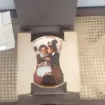 01 PRATO DE COLECIONADOR NORMAN ROCKWELL DE 1983, FABRICADO PELA KNOWLES, A MARCA MAIS ANTIGA DA AMÉRICA EM PORCELANA FINA, FUNDADA EM 1854. ESTE PRATO É O NÚMERO 17992C  DA ÚNICA EDIÇÃO LIMITADA DE "GOSSIPING IN THE ALCOVE", DE NORMAN ROCKWELL, COM 21 CM DE DIÂMETRO SEXTA EDIÇÃO DA COLEÇÃO ROCKWELL'S REDISCOVERED WOMEN, COM SELO DE AUTENTICIDADE E CERTIFICADOS E DOCUMENTOS DO MESMO DATA DA COMPRA EM 03/031/983 FEITA EM UMA EDIÇÃO ESTRITAMENTE LIMITADA A CENTO E CINQUENTA DIAS DE QUEIMA E CERTIFICADA COMO UM "VERDADEIRO CLÁSSICO ROCKWELL" PELA ROCKWELL SOCIETY OF AMERICA. NÚMERO BRADEX: 84-R70-4.6. ITEM COMPRADO E GARAGENS DE ANTIGUIDADES NOS EUA. SUPORTE PARA PRATO NÃO INCLUÍDO NESTA VENDA. (NO ESTADO) ATENÇÃO! FAZER A VISITAÇÃO ANTES DE ARREMATAR, NÃO SABEMOS SE FUNCIONA, LEILÃO NÃO TEM GARANTIA E NEM DEVOLUÇÃO, SUJEITO A POSSÍVEIS AVARIAS VISÍVEIS/OCULTAS E/OU AUSÊNCIA DE COMPONENTES.