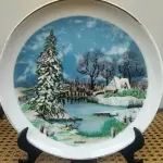 01 PRATO “PORCELANA COM CENAS DE INVERNO COM 20,5 CM DE DIÂMETRO SUPORTE PARA PRATO NÃO INCLUÍDO NESTA VENDA. (NO ESTADO) ATENÇÃO! FAZER A VISITAÇÃO ANTES DE ARREMATAR, NÃO SABEMOS SE FUNCIONA, LEILÃO NÃO TEM GARANTIA E NEM DEVOLUÇÃO, SUJEITO A POSSÍVEIS AVARIAS VISÍVEIS/OCULTAS E/OU AUSÊNCIA DE COMPONENTES.
