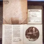 01 PRATO DE NORMAN ROCKWELL EDIÇÃO LIMITADA "REFLEXÕES"PRATO OFICIAL DE EDIÇÃO LIMITADA DE 1979 PRATO NUMERADO O1644E COM CERTIFICADO PRATO DO DIA DAS MÃES ENDOSSADO COM CERTIFICADO COMO UM GENUÍNO CLÁSSICO ROCKWELL. FINA EDWIN M KNOWLES. COM CERTIFICADO DE AUTENTICIDADE, ESTE PRATO RETRATA “REFLEXÕES" E É FEITO NOS ESTADOS UNIDOS. PERFEITO PARA FÃS DA ICÔNICA OBRA DE ROCKWELL, ESTE PRATO DE COLECIONADOR É UM ITEM ESSENCIAL PARA QUALQUER COLEÇÃO. COM 21 CM DE DIÂMETRO ADICIONE ESTA PEÇA DESLUMBRANTE À SUA COLEÇÃO HOJE MESMO E ADMIRE OS DETALHES COMPLEXOS E AS BELAS CORES QUE FAZEM DESTE PRATO UMA OBRA DE ARTE. COM CERTIFICADO DE AUTENTICIDADE. ITEM COMPRADO E GARAGENS DE ANTIGUIDADES NOS EUA. SUPORTE PARA PRATO NÃO INCLUÍDO NESTA VENDA. (NO ESTADO) ATENÇÃO! FAZER A VISITAÇÃO ANTES DE ARREMATAR, NÃO SABEMOS SE FUNCIONA, LEILÃO NÃO TEM GARANTIA E NEM DEVOLUÇÃO, SUJEITO A POSSÍVEIS AVARIAS VISÍVEIS/OCULTAS E/OU AUSÊNCIA DE COMPONENTES.
