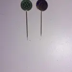 01 LOTE DE RAROS BROCHES DE EX FUNCIONÁRIO  COMEMORATIVOS VOLKSWAGEN COM 3,7 GRAMAS DE OURO 10 E 15 ANOS