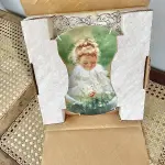 01 PRATO DE COLECIONADOR DONALD ZOLAN “SPRING INNOCENCE” MARAVILHA DA INFÂNCIA 1983 CAIXA COA. LINDA PEÇA , COM CORES MARAVILHOSAS. ESTE BELO PRATO DE COLECIONADOR DA PEMBERTON & OAKE APRESENTA A ARTE DE DONALD ZOLAN. O PRATO, INTITULADO "SPRING INNOCENCE", RETRATA UMA CRIANÇA COM UM BUQUÊ DE FLORES EM FORMATO REDONDO. O PRATO É FEITO DE PORCELANA E MEDE 21,5 CM DE DIÂMETRO. ACOMPANHA UM CERTIFICADO DE AUTENTICIDADE E ESTÁ ACONDICIONADO EM SUA CAIXA ORIGINAL.                                                                                A PEÇA VINTAGE FOI PRODUZIDA NO FINAL DO SÉCULO XX COM UM ESTILO DE PRODUÇÃO DE CERÂMICA ARTÍSTICA COMPRADO EM GARAGEM DE ANTIGUIDADES NOS EUA.SUPORTE PARA PRATO NÃO INCLUÍDO NESTA VENDA. (NO ESTADO) ATENÇÃO! FAZER A VISITAÇÃO ANTES DE ARREMATAR, NÃO SABEMOS SE FUNCIONA, LEILÃO NÃO TEM GARANTIA E NEM DEVOLUÇÃO, SUJEITO A POSSÍVEIS AVARIAS VISÍVEIS/OCULTAS E/OU AUSÊNCIA DE COMPONENTES.