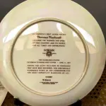 01 RARO E GRANDE PRATO ASSINADO POR NORMAN ROCKWELL, COM 26,50 CM DE DIÂMETRO EDIÇÃO LIMITADA, COM CERTIFICADO DE AUTENTICIDADE EM TONS QUENTES DE MARROM E AMARELO SUAVE, CAPTURA UM MOMENTO ATEMPORAL DE AMOR E COMPROMISSO. A CENA MOSTRA UM CASAL ELEGANTEMENTE VESTIDO ASSINANDO SUA CERTIDÃO DE CASAMENTO. UM CELEBRANTE, SENTADO PRÓXIMO, OBSERVA O MOMENTO COM UMA EXPRESSÃO GENTIL, ADICIONANDO UM TOQUE DE SERIEDADE E TRADIÇÃO À COMPOSIÇÃO. O PRATO  COM ELEGANTES DETALHES DOURADOS NAS BORDAS, REALÇANDO SEU TOQUE CLÁSSICO E SOFISTICADO.UMA BELA REPRESENTAÇÃO DA CAPACIDADE DE ROCKWELL DE CAPTURAR MOMENTOS ÍNTIMOS DA VIDA COM CHARME E DETALHES. ITEM COMPRADO EM GARAGEM DE ANTIGUIDADES NOS EUA.SUPORTE PARA PRATO NÃO INCLUÍDO NESTA VENDA.SUPORTE PARA PRATO NÃO INCLUÍDO NESTA VENDA. (NO ESTADO) ATENÇÃO! FAZER A VISITAÇÃO ANTES DE ARREMATAR, NÃO SABEMOS SE FUNCIONA, LEILÃO NÃO TEM GARANTIA E NEM DEVOLUÇÃO, SUJEITO A POSSÍVEIS AVARIAS VISÍVEIS/OCULTAS E/OU AUSÊNCIA DE COMPONENTES.