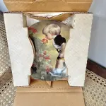 01 RARO PRATO DE PORCELANA MINIATURA VINTAGE DONALD ZOLAN "GRANDMA'S GARDEN", DA FAMOSA SÉRIE DE CANÇÕES DE NINAR DE DONALD ZOLAN, DE 1985. FABRICADO NOS EUA.COM CAIXA ORIGINAL E COM A DOCUMENTAÇÃO ORIGINAL DE AUTENCIDADE DA PEÇA,COM 21 CM DE DIÂMETRO E ESTÁ EM EXCELENTE ESTADO, SEM LASCAS OU RACHADURAS. ITEM COMPRADO EM GARAGEM NOS EUA.SUPORTE PARA PRATO NÃO INCLUÍDO NESTA VENDA. (NO ESTADO) ATENÇÃO! FAZER A VISITAÇÃO ANTES DE ARREMATAR, NÃO SABEMOS SE FUNCIONA, LEILÃO NÃO TEM GARANTIA E NEM DEVOLUÇÃO, SUJEITO A POSSÍVEIS AVARIAS VISÍVEIS/OCULTAS E/OU AUSÊNCIA DE COMPONENTES.