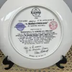 01 BELO PRATO DE COLECIONADOR DE NORMAN ROCKWELL APRESENTA UMA BELA IMAGEM DE UMA MÃE E SEU FILHO, INTITULADA "A MOTHER'S WELCOME" (BEM-VINDOS DE UMA MÃE). O PRATO É FEITO DE PORCELANA DE ALTA QUALIDADE, COM UM DESIGN MULTICOLORIDO PERFEITO PARA TODAS AS OCASIÕES. ESTA PEÇA VINTAGE É DO FINAL DO SÉCULO XX, PRODUZIDA COM TÉCNICAS DE VIDRO ARTÍSTICO E COM UM DESIGN GRAVADO. É UM ITEM ARTESANAL E PARTE DA LINHA DE PRODUTOS NORMAN ROCKWELL, COM UM ESTILO MODERNO DE MEADOS DO SÉCULO E TEMA DA MATERNIDADE. O PRATO É PERFEITO PARA COLECIONADORES OU PARA PRESENTEAR ALGUÉM ESPECIAL. TAMANHO DA PLACA: 21,5 CM DE  DIÂMETRO,ITEM COMPRADO E GARAGENS DE ANTIGUIDADES NOS EUA. SUPORTE PARA PRATO NÃO INCLUÍDO NESTA VENDA. (NO ESTADO) ATENÇÃO! FAZER A VISITAÇÃO ANTES DE ARREMATAR, NÃO SABEMOS SE FUNCIONA, LEILÃO NÃO TEM GARANTIA E NEM DEVOLUÇÃO, SUJEITO A POSSÍVEIS AVARIAS VISÍVEIS/OCULTAS E/OU AUSÊNCIA DE COMPONENTES.