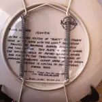 ESTE É O QUARTO PRATO NORMAN ROCKWELL DE COLECIONADOR DA COLEÇÃO E O VENTO LEVOU DE KNOWLES. FOI FEITO EM 1981 E É INTITULADO "RHETT".FEITO NOS EUA, EMPRESA DE FABRICAÇÃO KNOWLES COM A ASSISTÊNCIA DA METRO-GOLDWYN-MAYER.EDIÇÃO LIMITADA.ARTISTA RAYMOND KURSAR.ANO DE 1981.DIÂMETRO 21 CM. PRATO EM CAIXA COM CERTIFICADO, DE AUTENTICIDADE. E UM ÓTIMO COMPLEMENTO PARA QUALQUER COLEÇÃO. O PRATO FOI FABRICADO NOS ESTADOS UNIDOS NA DÉCADA DE 1981 E É CONSIDERADO UM ITEM VINTAGE. ALÉM DE SUA IMPORTÂNCIA CULTURAL COMO ITEM COLECIONÁVEL AMERICANO, ESTE PRATO TAMBÉM OSTENTA DIVERSAS CARACTERÍSTICAS, INCLUINDO O STATUS DE EDIÇÃO LIMITADA E A INCLUSÃO DA EMBALAGEM E DOCUMENTAÇÃO ORIGINAIS. É PERFEITO PARA QUALQUER OCASIÃO E UM ÓTIMO PRESENTE PARA QUALQUER COLECIONADOR OU ENTUSIASTA.O SUPORTE DO PRATO NÃO ESTÁ INCLUÍDO. (NO ESTADO) ATENÇÃO! FAZER A VISITAÇÃO ANTES DE ARREMATAR, NÃO SABEMOS SE FUNCIONA, LEILÃO NÃO TEM GARANTIA E NEM DEVOLUÇÃO, SUJEITO A POSSÍVEIS AVARIAS VISÍVEIS/OCULTAS E/OU AUSÊNCIA DE COMPONENTES.