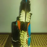 01 LINDO COCÁ INDÍGENA ÍTEM DE ALDEIA ADQUIRIDO EM PERNAMBUCO PEÇA LINDA E COM PENAS NATURAIS NOVO SEM USO. (NO ESTADO) ATENÇÃO! FAZER A VISITAÇÃO ANTES DE ARREMATAR, NÃO SABEMOS SE FUNCIONA, LEILÃO NÃO TEM GARANTIA E NEM DEVOLUÇÃO, SUJEITO A POSSÍVEIS AVARIAS VISÍVEIS/OCULTAS E/OU AUSÊNCIA DE COMPONENTES.