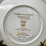 01 RARO PRATO DE COLECIONADOR DE EDIÇÃO LIMITADA APRESENTA O ICÔNICO PERSONAGEM RED SKELETON, "ASSINADO À MÃO" FREDDIE, TOMANDO BANHO EM SUA BANHEIRA. COM 21 CM DE DIÂMETRO, PEÇA  VINTAGE FOI FABRICADA NOS ESTADOS UNIDOS DURANTE A DÉCADA DE 1970 E ESTÁ EM EXCELENTES CONDIÇÕES. PERFEITA PARA QUALQUER ENTUSIASTA DO RED SKELETON, ITEM DE COLECIONADOR, ESTA PEÇA DECORATIVA ADICIONARÁ UM TOQUE DE HUMOR E NOSTALGIA A QUALQUER COLEÇÃO.  ITEM ÚNICO E DIFÍCIL DE ENCONTRAR, UNICO NOBRASIL APENAS 10 MIL PRATOS LANÇADOS NOS EUA. PRATO DE Nº 1342/10.000. ITEM COMPRADO EM GARAGEM DE ANTIGUIDADES NOS EUA.SUPORTE PARA PRATO NÃO INCLUÍDO NESTA VENDA. (NO ESTADO) ATENÇÃO! FAZER A VISITAÇÃO ANTES DE ARREMATAR, NÃO SABEMOS SE FUNCIONA, LEILÃO NÃO TEM GARANTIA E NEM DEVOLUÇÃO, SUJEITO A POSSÍVEIS AVARIAS VISÍVEIS/OCULTAS E/OU AUSÊNCIA DE COMPONENTES.