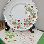 01 PRATO DE PORCELANA VINTAGE AVON MORANGO COM 6 SABONETES  DE 1978.ESTE PRATO, FEITO DE PORCELANA FINA, FOI DECORADO À MÃO COM DETALHES EM OURO 22K NO BRASIL. O PRATO TEM 19 CM DE DIÂMETRO. EXCELENTE ESTADO. ITEM RARO COMPRADO EM HARVEST HILLS NOS EUA ESTAVA GUARDADO A ANOS.SUPORTE PARA PRATO NÃO INCLUÍDO NESTA VENDA. (NO ESTADO) ATENÇÃO! FAZER A VISITAÇÃO ANTES DE ARREMATAR, NÃO SABEMOS SE FUNCIONA, LEILÃO NÃO TEM GARANTIA E NEM DEVOLUÇÃO, SUJEITO A POSSÍVEIS AVARIAS VISÍVEIS/OCULTAS E/OU AUSÊNCIA DE COMPONENTES.