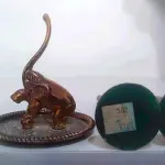 01 PORTA ALIANÇAS EM METAL E DOIS VASOS PEQUENOS EM METAL VASOS MEDE 15 CM DE ALT COMPRADOS EM GARAGEM DE ANTIGUIDADES NOS EUA. (NO ESTADO) ATENÇÃO! FAZER A VISITAÇÃO ANTES DE ARREMATAR, NÃO SABEMOS SE FUNCIONA, LEILÃO NÃO TEM GARANTIA E NEM DEVOLUÇÃO, SUJEITO A POSSÍVEIS AVARIAS VISÍVEIS/OCULTAS E/OU AUSÊNCIA DE COMPONENTES.