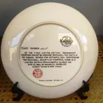 01 NOSTÁLGICO PRATO DE NORMAN ROCKWELL  “VESTIDO DE CORTEJO DA VOVÓ” DE NORMAN ROCKWELL. VEM COM COA, PANFLETO, CAIXA ORIGINAL E CERTIFICADO DE AUTENTICIDADE. PRATO Nº 10111F. BRADEX 84-R70-2.9 O NONO DE UMA SÉRIE ANUAL PARA O DIA DAS MÃES. PRODUZIDO EM EDIÇÃO LIMITADA, PERMANENTEMENTE FECHADO EM 12 DE MAIO DE 1984. POR KNOWLES, O NOME MAIS ANTIGO DA AMÉRICA NA CHINA FINA. EM EXCELENTES CONDIÇÕES, SEM FALHAS VISÍVEIS, MANTIDO NA CAIXA ORIGINAL E NUNCA EXPOSTO. COM CAIXA NÃO ESTÁ PERFEITA E APRESENTA SINAIS DE ENVELHECIMENTO, FITA ADESIVA E A ETIQUETA DE REMESSA BRADFORD EXCHANGE. TAMANHO DA PLACA: 21,5 CM DE  DIÂMETRO.ITEM COMPRADO E GARAGENS DE ANTIGUIDADES NOS EUA. SUPORTE PARA PRATO NÃO INCLUÍDO NESTA VENDA. (NO ESTADO) ATENÇÃO! FAZER A VISITAÇÃO ANTES DE ARREMATAR, NÃO SABEMOS SE FUNCIONA, LEILÃO NÃO TEM GARANTIA E NEM DEVOLUÇÃO, SUJEITO A POSSÍVEIS AVARIAS VISÍVEIS/OCULTAS E/OU AUSÊNCIA DE COMPONENTES.