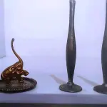 01 PORTA ALIANÇAS EM METAL E DOIS VASOS PEQUENOS EM METAL VASOS MEDE 15 CM DE ALT COMPRADOS EM GARAGEM DE ANTIGUIDADES NOS EUA. (NO ESTADO) ATENÇÃO! FAZER A VISITAÇÃO ANTES DE ARREMATAR, NÃO SABEMOS SE FUNCIONA, LEILÃO NÃO TEM GARANTIA E NEM DEVOLUÇÃO, SUJEITO A POSSÍVEIS AVARIAS VISÍVEIS/OCULTAS E/OU AUSÊNCIA DE COMPONENTES.