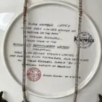 01 RARO PRATO DE COLECIONADOR KNOWLES MINT DE 1983. COM 21,5 CM DE CUMPRIMENTO EDIÇÃO LIMITADA DA COLEÇÃO NORMAN ROCKWELL."MEETING ON THE PATH" "ENCONTRO NO CAMINHO", D, ROCKWELL SOCIETY NO VERSO DA PLACA. COM CERTIFICADO DE AUTENTICIDADE, EMBALAGEM ORIGINAL. LIMITADO A 100 DIAS DE PRODUÇÃO. ITEM COMPRADO EM GARAGENS DE ANTIGUIDADES NOS EUA.SUPORTE PARA PRATO NÃO INCLUÍDO NESTA VENDA. (NO ESTADO) ATENÇÃO! FAZER A VISITAÇÃO ANTES DE ARREMATAR, NÃO SABEMOS SE FUNCIONA, LEILÃO NÃO TEM GARANTIA E NEM DEVOLUÇÃO, SUJEITO A POSSÍVEIS AVARIAS VISÍVEIS/OCULTAS E/OU AUSÊNCIA DE COMPONENTES.