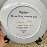 01 RARO PRATO COM O TEMA O CELEIRO AMERICANO DESAPARECIDO  PORCELANA FRANCISCANA. PEÇA  HISTÓRICA DE CELEIRO PROVIDENCE, SOUTHERN TOBACCO BARN, 1983. COM 21 CM DE DIÂMETRO EDIÇAO LIMITADA LANÇADO NOS ANOS 80. PEÇA ENCONTRADA EM UM ARMÁRIO DURANTE A VENDA DE UMA PROPRIEDADE NOS EUA APÓS MUITOS ANOS GUARDADOS.  CAIXA ORIGINAL E COM DOCUMENTOS DA PEÇA, SUPORTE PARA PRATO NÃO INCLUÍDO NESTA VENDA.