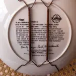 01 ADORADO PRATO DE COLECIONADOR INTITULADO "UM ENIGMA" É UM PRATO DE COLECIONADOR DE EDIÇÃO LIMITADA DA SÉRIE  "THE KING AND" "EM PORTUGUES O REI E EU", DE KNOWLES.PINTADO À MÃO POR WILLIAM CHAMBERS. VENDIDO APENAS POR 150 DIAS E LOGO FOI ENCERRADA AS VENDAS NOS EUA.COM NOTA DE COMPRA DATADA EM 27/07/1984 EM 1980.O PRATO MEDE APROXIMADAMENTE 21 CM E ESTÁ EM EXCELENTE ESTADO.NÚMERO DO PRATO: 19725G.COM CAIXA E CERTIFICADO, MANTIDO EM CASA LIVRE DE FUMO.PEÇA COMPRADA EM GARAGEM DE ANTIGUIDADES NOS EUA. “SUPORTE PARA PRATO NÃO INCLUÍDO NESTA VENDA.”ITEM COMPRADO EM GARAGENS DE ANTIGUIDADES NOS EUA. (NO ESTADO) ATENÇÃO! FAZER A VISITAÇÃO ANTES DE ARREMATAR, NÃO SABEMOS SE FUNCIONA, LEILÃO NÃO TEM GARANTIA E NEM DEVOLUÇÃO, SUJEITO A POSSÍVEIS AVARIAS VISÍVEIS/OCULTAS E/OU AUSÊNCIA DE COMPONENTES.