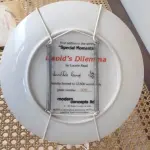 01 RARO PRATO "DAVID'S DILEMMA" "EM PORTUGUES O DILEMA DE DAVID".VINTAGE DE 1982, MOMENTOS ESPECIAIS DE LUCELLE RAAD,4ª EDIÇÃO DA SÉRIE "MOMENTOS ESPECIAIS" CONCEITOS MODERNOS DE 1984,LIMITADO A APENAS 12.500 CÓPIAS EM TODO O MUNDO Nº DO PRATO E 1834, ESTE PRATO DE COLECIONADOR DA MODERN CONCEPTS, LTD. É UMA BELA ADIÇÃO A QUALQUER COLEÇÃO. O PRATO APRESENTA UM DESIGN COLORIDO, FORMATO REDONDO E 21,5 CM DE DIÂMETRO. FOI FEITO EM PORCELANA NO FINAL DO SÉCULO XX, ESPECIFICAMENTE EM 1984. O PRATO FAZ PARTE DA SÉRIE SECRETS SPECIAL MOMENTS, CRIADA POR LUCELLE RAAD, E TEM COMO TEMA CRIANÇAS. É UM ITEM VINTAGE E FOI FABRICADO NOS ESTADOS UNIDOS. ESTE PRATO DECORATIVO DE COLECIONADOR É PERFEITO PARA TODAS AS OCASIÕES E SERIA UM ÓTIMO COMPLEMENTO PARA QUALQUER DECORAÇÃO. EM EXCELENTE ESTADO, POSSUI A CAIXA ORIGINAL CERTIFICADO DE AUTENTICIDADE E OS DOCUMENTOS. O SUPORTE DO PRATO NÃO ESTÁ INCLUÍDO. PEÇA COMPRADA EM GARAGEM DE ANTIGUIDADES NOS EUA. (NO ESTADO) ATENÇÃO! FAZER A VISITAÇÃO ANTES DE ARREMATAR, NÃO SABEMOS SE FUNCIONA, LEILÃO NÃO TEM GARANTIA E NEM DEVOLUÇÃO, SUJEITO A POSSÍVEIS AVARIAS VISÍVEIS/OCULTAS E/OU AUSÊNCIA DE COMPONENTES.