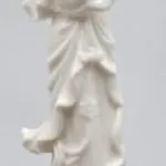 01 ESTÁTUA DE PORCELANA CHINESA BLANC DE CHINE VINTAGE 1900-1940 19 CM DE ALT. COMPRADA EM GARAGEM DOS EUA SUPER CONSERVADA PEÇA GUARDADA A ANOS. (NO ESTADO) ATENÇÃO! FAZER A VISITAÇÃO ANTES DE ARREMATAR, NÃO SABEMOS SE FUNCIONA, LEILÃO NÃO TEM GARANTIA E NEM DEVOLUÇÃO, SUJEITO A POSSÍVEIS AVARIAS VISÍVEIS/OCULTAS E/OU AUSÊNCIA DE COMPONENTES.