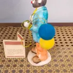 01 ESTATUETA RARA DE SE ACHAR NOS EUA DE PALHAÇO DE CERÂMICA VINTAGE DA COLEÇÃO FLAMBRO DE EMMETT KELLY JR. PAÍS/REGIÃO DE FABRICAÇÃO TAIWAN. ESTA ESTATUETA DO EMMETT KELLY JR. APRESENTA UM PALHAÇO EMMETT KELLY JR. PALHAÇO CARENTE  COM BALÕES ORIGINAL. EXCELENTE ESTADO, SEM LASCAS, RACHADURAS EM ÓTIMO ESTADO PEÇA RARA ITEM LANÇADOS ANOS 90 NOS EUA  CM DE ALTURA E UMA BASE DE 15 ​​CM. COM  SUA ASSINATURA NA PARTE INFERIOR JUNTO COM "EXCLUSIVAMENTE DA FLAMBRO EMPRESA FAMOSA NOS EUA DECADA DE 90, COMPRADAS EM LOJAS DE ANTIGUIDADES DOS EUA. (NO ESTADO) ATENÇÃO! FAZER A VISITAÇÃO ANTES DE ARREMATAR, NÃO SABEMOS SE FUNCIONA, LEILÃO NÃO TEM GARANTIA E NEM DEVOLUÇÃO, SUJEITO A POSSÍVEIS AVARIAS VISÍVEIS/OCULTAS E/OU AUSÊNCIA DE COMPONENTES.