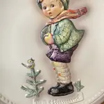 01 RARO PRATO DA COLEÇÃO VINTAGE, 1985, GOEBEL, DA SÉRIE CELEBRATION PLATE, 1989, EXCLUSIVAMENTE PARA MEMBROS DO GOEBEL COLLECTION. A GOEBEL COLLECTION  E UMA EMPRESA AMERICANA MUITO FAMOSA ESSES PRATOS ERA SOMENTE PARA MEMBROS DO CLUB CLUB. M.J. HUMMEL Nº 735 "IT'S COLD", MENINO DE CACHECOL. NA CAIXA. PRATO MEDE 15,5 CM. COMPRADO EM GARAGEM DE ANTIGUIDADES NOS EUA.SUPORTE PARA PRATO NÃO INCLUÍDO NESTA VENDA. (NO ESTADO) ATENÇÃO! FAZER A VISITAÇÃO ANTES DE ARREMATAR, NÃO SABEMOS SE FUNCIONA, LEILÃO NÃO TEM GARANTIA E NEM DEVOLUÇÃO, SUJEITO A POSSÍVEIS AVARIAS VISÍVEIS/OCULTAS E/OU AUSÊNCIA DE COMPONENTES.