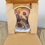 01 PRATO COLECIONÁVEL VINTAGE - KNOWLES 1981 "DIA DAS MÃES" NORMAN ROCKWELL EDIÇÃO LIMITADA NEWELL W. VIRGINIAPRATO VINTAGE DE COLECIONADOR, DESENHO PEÇA PRODUZIDO NOS ESTADOS UNIDOS DE CERÂMICA DE ALTA QUALIDADE COM 21 CM DE DIÂMETRO , ESTE PRATO É PERFEITO PARA COLECIONADORES DE ITENS COM TEMÁTICA CIRCENSE E PARA AQUELES QUE APRECIAM A ARTE DE PEÇAS VINTAGE. COM CAIXA E DOCUMENTO DE AUTENTICIDADE ORIGINAL. ITEM COMPRADO EM GARAGEM DE ANTIGUIDADES NOS EUA.SUPORTE PARA PRATO NÃO INCLUÍDO NESTA VENDA. (NO ESTADO) ATENÇÃO! FAZER A VISITAÇÃO ANTES DE ARREMATAR, NÃO SABEMOS SE FUNCIONA, LEILÃO NÃO TEM GARANTIA E NEM DEVOLUÇÃO, SUJEITO A POSSÍVEIS AVARIAS VISÍVEIS/OCULTAS E/OU AUSÊNCIA DE COMPONENTES.