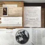 01 PRATO DE COLECIONADOR NORMAN ROCKWELL DE 1983, FABRICADO PELA KNOWLES, A MARCA MAIS ANTIGA DA AMÉRICA EM PORCELANA FINA, FUNDADA EM 1854. ESTE PRATO É O NÚMERO 17992C  DA ÚNICA EDIÇÃO LIMITADA DE "GOSSIPING IN THE ALCOVE", DE NORMAN ROCKWELL, COM 21 CM DE DIÂMETRO SEXTA EDIÇÃO DA COLEÇÃO ROCKWELL'S REDISCOVERED WOMEN, COM SELO DE AUTENTICIDADE E CERTIFICADOS E DOCUMENTOS DO MESMO DATA DA COMPRA EM 03/031/983 FEITA EM UMA EDIÇÃO ESTRITAMENTE LIMITADA A CENTO E CINQUENTA DIAS DE QUEIMA E CERTIFICADA COMO UM "VERDADEIRO CLÁSSICO ROCKWELL" PELA ROCKWELL SOCIETY OF AMERICA. NÚMERO BRADEX: 84-R70-4.6. ITEM COMPRADO E GARAGENS DE ANTIGUIDADES NOS EUA. SUPORTE PARA PRATO NÃO INCLUÍDO NESTA VENDA. (NO ESTADO) ATENÇÃO! FAZER A VISITAÇÃO ANTES DE ARREMATAR, NÃO SABEMOS SE FUNCIONA, LEILÃO NÃO TEM GARANTIA E NEM DEVOLUÇÃO, SUJEITO A POSSÍVEIS AVARIAS VISÍVEIS/OCULTAS E/OU AUSÊNCIA DE COMPONENTES.