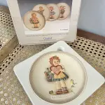 01 RARO PRATO DE PORCELANA LINDAMENTE TRABALHADO DA FAMOSA M.J. HUMMEL GOEBEL APRESENTA UM FORMATO REDONDO E DESIGN MULTICOLORIDO, PERFEITO PARA TODAS AS OCASIÕES E ESTILOS DE DECORAÇÃO. É UM ITEM DE COLECIONADOR DA PRIMEIRA  EDIÇÃO DO PRATO VALENTINE GIFT, GRAVADO COM DETALHES INTRINCADOS E FABRICADO NA ALEMANHA NA DÉCADA DE 1980.PEÇA ÚNICA DA CULTURA ALEMÃ E VEM DA FRANQUIA GOEBEL, UMA MARCA RENOMADA NO SETOR DE COLECIONÁVEIS DECORATIVOS. LANÇADA SOMENTE PARA MEMBROS DO CLUBE DE COLECIONADORES GOEBEL. ITEM COMPRADO EM GARAGENS DE ANTIGUIDADES NOS EUA. OS ORIGINAIS OS PREÇO EM OUTROS PAÍSES  E DE 200 A 500 DÓLARES POR PEÇA VEJA NA FOTO .SUPORTE PARA PRATO NÃO INCLUÍDO NESTA VENDA. (NO ESTADO) ATENÇÃO! FAZER A VISITAÇÃO ANTES DE ARREMATAR, NÃO SABEMOS SE FUNCIONA, LEILÃO NÃO TEM GARANTIA E NEM DEVOLUÇÃO, SUJEITO A POSSÍVEIS AVARIAS VISÍVEIS/OCULTAS E/OU AUSÊNCIA DE COMPONENTES.