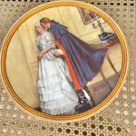 01 RARO PRATO NORMAN ROCKWELL COM 25,5 DE DIAMETRO VINTAGE DE COLECIONADOR- DÉCADA DE 1980 - BRADFORD EXCHANGE - PRATO DECORATIVO - "A PROPOSTA INESPERADA" - PRIMEIRA EDIÇÃO - ROCKWELL'S COLONIALS: THE RAREST ROCKWELLS - EDWIN KNOWLES - COLECIONÁVEL. PRATO DE NUMERO 137B NÚMERO 1920D. ESTÁ EM EXCELENTE ESTADO, COMO NOVO. A BRADFORD EXCHANGE CHAMA OS COLONIAIS DE ROCKWELL DE "OS ROCKWELLS MAIS RAROS"... "NORMAN ROCKWELL RETRATA O ESPLENDOR DA HISTÓRIA AMERICANA." BRADFORD EXCHANGE.ITEM COMPRADO EM GARAGENS DE ANTIGUIDADES NOS EUA. SUPORTE PARA PRATO NÃO INCLUÍDO NESTA VENDA. (NO ESTADO) ATENÇÃO! FAZER A VISITAÇÃO ANTES DE ARREMATAR, NÃO SABEMOS SE FUNCIONA, LEILÃO NÃO TEM GARANTIA E NEM DEVOLUÇÃO, SUJEITO A POSSÍVEIS AVARIAS VISÍVEIS/OCULTAS E/OU AUSÊNCIA DE COMPONENTES.