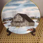 01 RARO PRATO PORCELANA FRANCISCANA DA HISTORIC PROVIDENCE MINT WORLD PREMIER FIRST EDITION, DA COLEÇAO CELEIROS AMERICANOS EM EXTINÇÃO  DE 1983, DA SÉRIE THE VANISHING AMERICAN BARN, DA HARRIS HIEN, A SEGUNDA EDIÇÃO DA SÉRIE, INTITULADA "THE LOG BARN", FOREBAY BARN". O PRATO APRESENTA UMA REPRESENTAÇÃO ÚNICA, DETALHADA E COLORIDA DE UM TIPO DE CELEIRO AMERICANO, SITUADO EM UM CENÁRIO DE FAZENDA DE DIFERENTES REGIÕES DO PAÍS, COM DETALHES DOURADOS NA BORDA. ESTAMPADAS NA PARTE INFERIOR COM O NOME DA SÉRIE, TÍTULO, ASSINATURA IMPRESSA DO ARTISTA E A MARCA THE HISTORIC PROVIDENCE MINT, E MEDEM APROXIMADAMENTE 21,8 CM DE DIÂMETRO. EM EXCELENTE ESTADO, POSSUI A CAIXA ORIGINAL E OS DOCUMENTOS.O SUPORTE DO PRATO NÃO ESTÁ INCLUÍDO. (NO ESTADO) ATENÇÃO! FAZER A VISITAÇÃO ANTES DE ARREMATAR, NÃO SABEMOS SE FUNCIONA, LEILÃO NÃO TEM GARANTIA E NEM DEVOLUÇÃO, SUJEITO A POSSÍVEIS AVARIAS VISÍVEIS/OCULTAS E/OU AUSÊNCIA DE COMPONENTES.