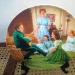 01 PRATO DE COLECIONADOR É UM ITEM ESSENCIAL PARA QUALQUER ENTUSIASTA DE ITENS DECORATIVOS. O PRATO EDELWEISS "A NOVIÇA REBELDE", DA KNOWLES, É O QUINTO DA SÉRIE E VEM COM CERTIFICADO DE AUTENTICIDADE, CAIXA ORIGINAL E UM FOLHETO EXPLICATIVO. O PRATO TEM UM BELO DESIGN MULTICOLORIDO, PINTADO EXCLUSIVAMENTE PARA ESTA EDIÇÃO LIMITADA POR T. CRNKOVICH. O PRATO TEM 21,5 CM DE DIÂMETRO E É FEITO DE PORCELANA FINA, COM UM ESTILO DE PRODUÇÃO DE COZIMENTO EM PORCELANA FINA POR EDWIN M. KNOWLES.PRATO DE NUMERO 3247C. ESTE PRATO VINTAGE É DA DÉCADA DE 1980 E É PERFEITO PARA QUALQUER OCASIÃO.ITEM COMPRADO E GARAGENS DE ANTIGUIDADES NOS EUA. SUPORTE PARA PRATO NÃO INCLUÍDO NESTA VENDA. (NO ESTADO) ATENÇÃO! FAZER A VISITAÇÃO ANTES DE ARREMATAR, NÃO SABEMOS SE FUNCIONA, LEILÃO NÃO TEM GARANTIA E NEM DEVOLUÇÃO, SUJEITO A POSSÍVEIS AVARIAS VISÍVEIS/OCULTAS E/OU AUSÊNCIA DE COMPONENTES.