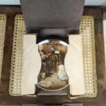 01 PRATO VINTAGE NORMAN ROCKWELL DE 1984. INTITULA-SE "THE STORYTELLER" (O CONTADOR DE HISTÓRIAS). É FEITO EM PORCELANA FINA KNOWLES. É O OITAVO DA COLEÇÃO ROCKWELL HERITAGE. FABRICADO EM EDIÇÃO LIMITADA, PERMANENTEMENTE FECHADO EM 1984 PELA KNOWLES E CERTIFICADO COMO UM "VERDADEIRO CLÁSSICO ROCKWELL" PELA ROCKWELL SOCIETY OF AMERICA. É MARCADO COM O NÚMERO BRADEX 84-R70-3.8. É MARCADO COM O NÚMERO DE PLACA X12530. COM CERTIFICADO DE AUTENTICIDADE E OS FOLHETOS ORIGINAL DA ÉPOCA E NOTA DE COMPRA DATA EM 04/09/1984 SUPORTE DO PRATO NÃO ESTÁ INCLUÍDO. ITEM COMPRADO EM GARAGENS DE ANTIGUIDADES NOS EUA. (NO ESTADO) ATENÇÃO! FAZER A VISITAÇÃO ANTES DE ARREMATAR, NÃO SABEMOS SE FUNCIONA, LEILÃO NÃO TEM GARANTIA E NEM DEVOLUÇÃO, SUJEITO A POSSÍVEIS AVARIAS VISÍVEIS/OCULTAS E/OU AUSÊNCIA DE COMPONENTES.