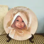 01 PRATO COLECIONÁVEL "AMY" DE MARILYN ZAPP, DE 1983, DA BRENTWOOD FINE ARTS. ESTE PRATO FOI CRIADO A PARTIR DE UMA OBRA DE ARTE ORIGINAL DE MARILYN ZAPP. EDIÇÃO NUMERADA, 869 EXEMPLARES/12.500 SENDO LANÇADAS APENAS 10 MIL EXEMPLARES NOS EUA E 25,00EXEMPLARES LAÇADOS NO CANADA NA DÉCADA DE 80. MEDE 21,8 CM DE DIÂMETRO. SUPORTE PARA PRATO NÃO INCLUÍDO NESTA VENDA. (NO ESTADO) ATENÇÃO! FAZER A VISITAÇÃO ANTES DE ARREMATAR, NÃO SABEMOS SE FUNCIONA, LEILÃO NÃO TEM GARANTIA E NEM DEVOLUÇÃO, SUJEITO A POSSÍVEIS AVARIAS VISÍVEIS/OCULTAS E/OU AUSÊNCIA DE COMPONENTES.