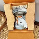 01 PRATO DE COLECIONADOR DE EDIÇÃO LIMITADA DA COLEÇÃO "MARAVILHAS DA INFÂNCIA", INTITULADO "TOCANDO O CÉU",APRESENTA UMA IMAGEM ENCANTADORA DE UM MENINO SEGURANDO UM GUARDA-CHUVA APÓS A CHUVA. O PRATO É FEITO DE PORCELANA FINA E APRESENTA UM DESIGN MULTICOLORIDO E COLORIDO. FOI FABRICADO EM 1982 PELA PEMBERTON & OAKES E É PERFEITO PARA QUALQUER COLECIONADOR OU FÃ DE ITENS RAROS E PRIMEIRO PRATO  DA COLEÇÃO DE PRATOS "MARAVILHAS DA INFÂNCIA". POR DONALD ZOLAN. COM CERTIFICADO DE AUTENTICIDADE ITEM COMPRADO EM GARAGEM DE ANTIGUIDADES DOS EUA.SUPORTE PARA PRATO NÃO INCLUÍDO NESTA VENDA. (NO ESTADO) ATENÇÃO! FAZER A VISITAÇÃO ANTES DE ARREMATAR, NÃO SABEMOS SE FUNCIONA, LEILÃO NÃO TEM GARANTIA E NEM DEVOLUÇÃO, SUJEITO A POSSÍVEIS AVARIAS VISÍVEIS/OCULTAS E/OU AUSÊNCIA DE COMPONENTES.