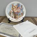 01 BELO PRATO KNOWLES JOSEPH CSATARI, O PRATO DE COLECIONADOR DO DESFILE DOS PATRIOTS! ÓTIMA ADIÇÃO À SUA COLEÇÃO BRADFORD EXCHANGE,EDWIN KNOWLES,DESIGNER: JOSEPH CSATARIPLACA Nº: 8321B,DATA: 1985 TÍTULO: OS PATRIOTAS SÉRIE: 6ª PLACA: SÉRIE AVÓS CSATARI, DIÂMETRO DE 21,5 CM, COM PANFLETO, CAIXA ORIGINAL E CERTIFICADO DE AUTENTICIDADE. PRATO Nº 13003. BRADEX 84-K41-4-6,ITEM COMPRADO E GARAGENS DE ANTIGUIDADES NOS EUA. SUPORTE PARA PRATO NÃO INCLUÍDO NESTA VENDA. (NO ESTADO) ATENÇÃO! FAZER A VISITAÇÃO ANTES DE ARREMATAR, NÃO SABEMOS SE FUNCIONA, LEILÃO NÃO TEM GARANTIA E NEM DEVOLUÇÃO, SUJEITO A POSSÍVEIS AVARIAS VISÍVEIS/OCULTAS E/OU AUSÊNCIA DE COMPONENTES.