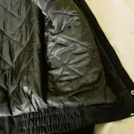 01 JAQUETA DE COURO PRETA DE CAMURÇA MASCULINA TAMANHO M COMPRADO EM LOJA NOS EUA.NO BRASIL EM EXCELENTE ESTADO. . (NO ESTADO) ATENÇÃO! FAZER A VISITAÇÃO ANTES DE ARREMATAR, NÃO SABEMOS SE FUNCIONA, LEILÃO NÃO TEM GARANTIA E NEM DEVOLUÇÃO, SUJEITO A POSSÍVEIS AVARIAS VISÍVEIS/OCULTAS E/OU AUSÊNCIA DE COMPONENTES.