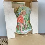 01 LINDO PRATO DE  STRATFORD/NANCY TURNER LTD PRATO ED: O MUNDO DE SUSAN - JOVEM NA FLORESTA. PRATO  DE EDIÇÃO LIMITADA EMITIDA PELA STRATFORD COLLECTION, LTD., DE 1983,CRIADA A PARTIR DE UMA OBRA DE ARTE ORIGINAL DA ARTISTA NANCY TURNER, "O MUNDO DE SUSAN", DA COLEÇÃO DE PLACAS DE EDIÇÃO LIMITADA "REAL CHILDREN". A PLACA APRESENTA UMA LINDA GAROTINHA SENTADA NA FLORESTA. ESTA PLACA DE COLECIONADOR DE EDIÇÃO LIMITADA É FEITA APENAS PARA FINS DECORATIVOS; COM 21 CM DE DIÂMETRO  Nº 542, EMITIDA EM 1983. SEGUNDA EDIÇÃO DA SÉRIE. A PLACA ESTÁ EM EXCELENTES CONDIÇÕES, COMO NOVA, SEM CORTES, RACHADURAS, TRINCAS OU REPAROS. E COM CERTIFICADO DE AUTENTICIDADE DA PEÇA  CORES LINDAS COM RIQUEZA DE DETALHES! ITEM COMPRADO E GARAGENS DE ANTIGUIDADES NOS EUA. SUPORTE PARA PRATO NÃO INCLUÍDO NESTA VENDA. (NO ESTADO) ATENÇÃO! FAZER A VISITAÇÃO ANTES DE ARREMATAR, NÃO SABEMOS SE FUNCIONA, LEILÃO NÃO TEM GARANTIA E NEM DEVOLUÇÃO, SUJEITO A POSSÍVEIS AVARIAS VISÍVEIS/OCULTAS E/OU AUSÊNCIA DE COMPONENTES.