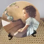 01 LINDO PRATO  "HARMONY" DA OBRA ORIGINAL DE BESSIE PEASE GUTMANN SEGUNDA EDIÇÃO DA SÉRIE THE MAGICAL MOMENTS DA CURATOR COLLECTION LTD. PRATO  NÚMERO 702L 1981 THE CURATOR COLLECTION LTD. FABRICADO NOS EUA NA DÉCADA DE 80 TAMANHO DA PLACA: 21,5 CM DE  DIÂMETRO, COM CAIXA E CERTIFICADO DE AUTENTICIDADE E TODOS OS FOLHETOS ORIGINAL DO MESMO.ITEM COMPRADO E GARAGENS DE ANTIGUIDADES NOS EUA. SUPORTE PARA PRATO NÃO INCLUÍDO NESTA VENDA. (NO ESTADO) ATENÇÃO! FAZER A VISITAÇÃO ANTES DE ARREMATAR, NÃO SABEMOS SE FUNCIONA, LEILÃO NÃO TEM GARANTIA E NEM DEVOLUÇÃO, SUJEITO A POSSÍVEIS AVARIAS VISÍVEIS/OCULTAS E/OU AUSÊNCIA DE COMPONENTES.