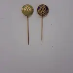 01 LOTE DE RAROS BROCHES DE EX FUNCIONÁRIO  COMEMORATIVOS VOLKSWAGEN COM 3,7 GRAMAS DE OURO 10 E 15 ANOS